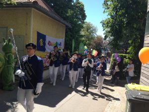 Der Spielmannszug wurde anhänglich und versuchte uns zu infiltrieren. So schleiften wir ihn bis zur Schlossbergbahn mit.