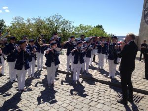 Bereits am Uhrturm angekommen, beglückten wir den Stadtrat mit Musik. Dabei durfte er den Taktstock schwingen. PS: Nicht nach vorne schauen.